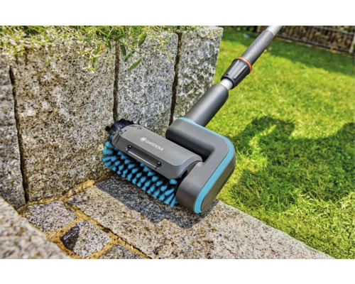 Gardena Bürste zur Fugenreinigung im Einsatz an einer Steinmauer