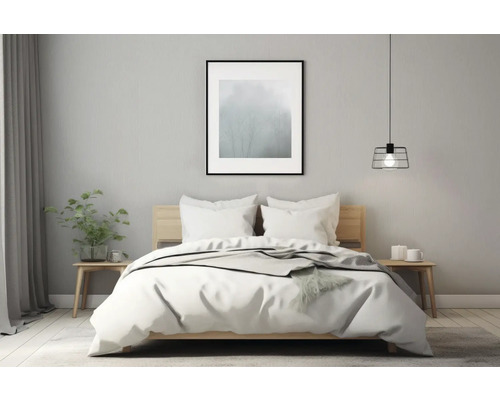 Schlafzimmer mit Bett, Nachttischen, Lampe und Dekoration für eine gemütliche Atmosphäre