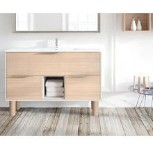 Waschtischunterschrank mit Waschbecken, Ablageflächen und Handtüchern im Badezimmer
