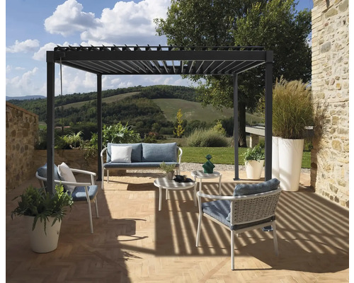 Terrasse mit Pergola, Sitzmöbeln und Blick in die Landschaft