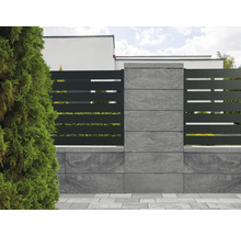 Gartenzaun mit Betonpfosten und horizontalen Elementen