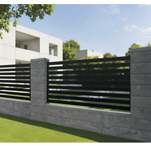 Moderner Gartenzaun mit horizontalen Elementen und Steinpfosten