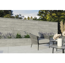 Garten mit Pflastersteinen, Betonmauer und Sitzbereich