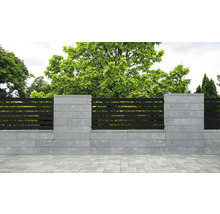 Gartenzaun mit Betonpfosten und horizontalen Holzelementen