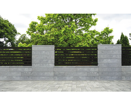 Gartenzaun mit Betonpfosten und horizontalen Holzelementen