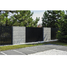 Gartenansicht mit Zaun aus Beton und Holzelementen sowie Gehwegplatten