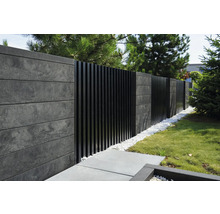 Moderne Gartenzaun-Ansicht mit Betonplatten und vertikalen Elementen