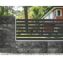 Moderne Gartenzaunanlage mit Betonsteinen und Zaunelementen