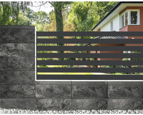 Moderne Gartenzaunanlage mit Betonsteinen und Zaunelementen