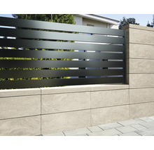 Moderne Zaunanlage mit Betonsteinen und horizontalen Metallelementen
