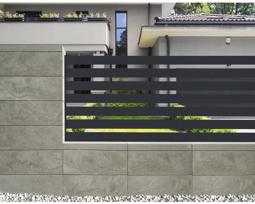 Moderne Gartenzaunansicht mit Betonpfeilern und horizontalen Metallelementen