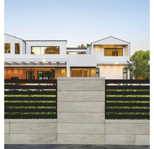 Modernes Haus mit Zaun aus Stein und Metall