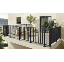 Balkon mit Geländer, Pflanzen und Sitzgelegenheit