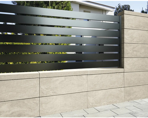 Zaun mit Betonmauer und horizontalen Metallelementen