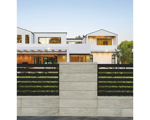 Moderne Hausfassade mit Zaun aus Stein und Metall