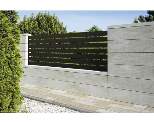 Gartenzaun mit horizontalen Elementen und Betonpfosten