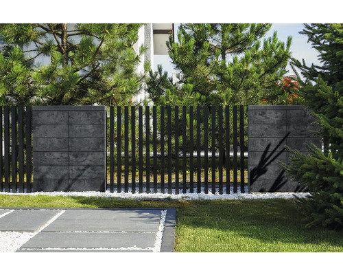 Gartenszene mit Zaun aus Beton und Metall