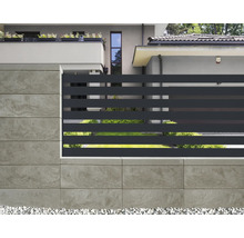 Moderne Grundstücksbegrenzung mit Betonmauer und Metallzaun