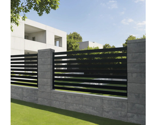 Moderner Zaun mit horizontalen Elementen und Steinsäulen für den Garten