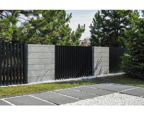 Gartenzaun mit Betonpfosten und Lattenzaun