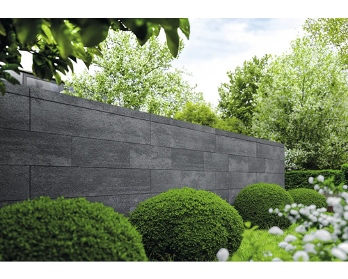 Gartenansicht mit Steinwand und Büschen