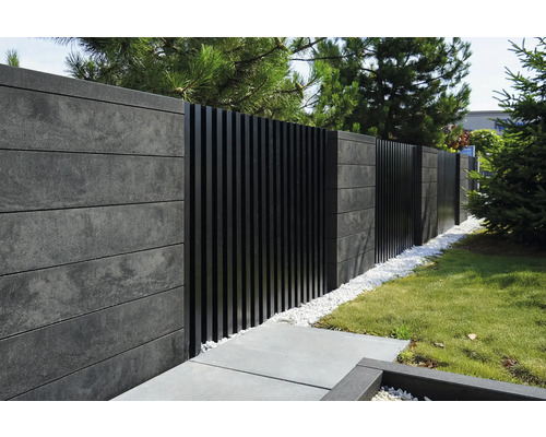 Gartenszene mit modernem Sichtschutzzaun aus Beton und Lamellen