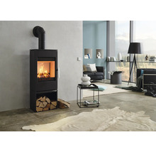 Wohnzimmer mit Kaminofen und Holzscheiten