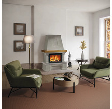 Wohnzimmer mit Kamin, Sesseln und Couchtisch