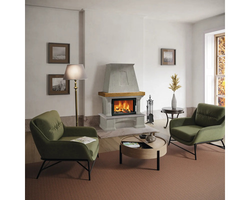 Wohnzimmer mit Kamin, Sesseln und Couchtisch