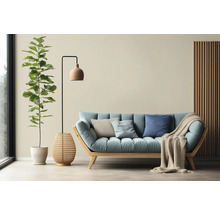 Wohnzimmer mit Sofa, Stehlampe und Zimmerpflanze