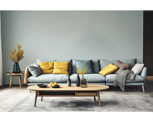 Wohnzimmer mit Sofa, Kissen, Couchtisch und Dekoration für eine gemütliche Atmosphäre