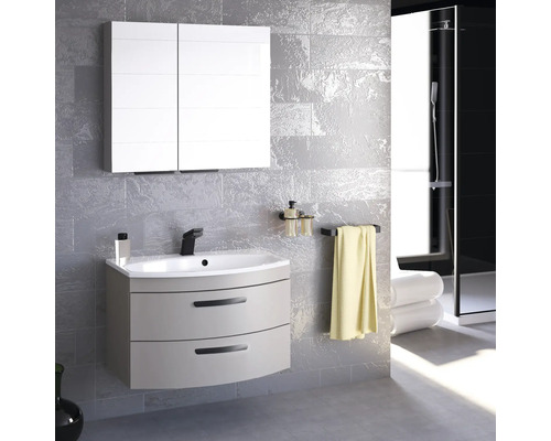 Badezimmer mit Waschbeckenunterschrank, Spiegelschrank, Handtuch und Badaccessoires