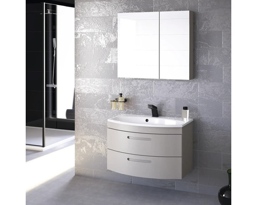 Badezimmer mit Waschtischunterschrank, Waschbecken, Spiegelschrank und Dusche
