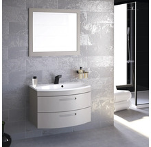 Badezimmer mit Waschbeckenunterschrank, Spiegel und Armatur