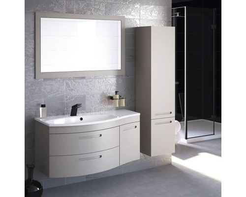 Badezimmer mit Waschtisch, Spiegel, Hochschrank und Dusche