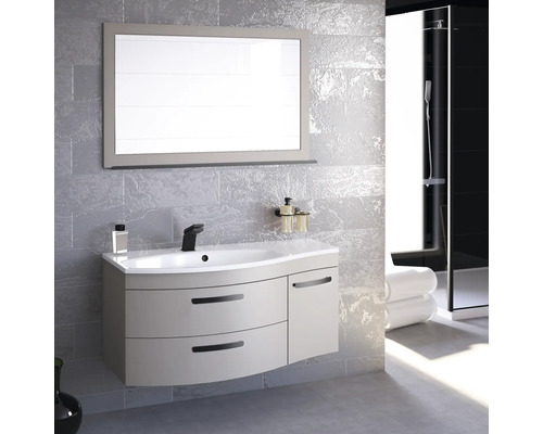 Badezimmer mit Waschtisch, Spiegel und Dusche