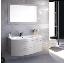 Modernes Badezimmer mit Waschtisch, Spiegel und Dusche