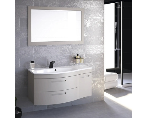 Modernes Badezimmer mit Waschtisch, Spiegel und Dusche