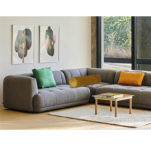 Graues Ecksofa mit Kissen und Couchtisch im Wohnzimmer.