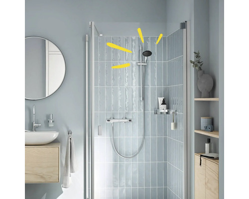 Modernes Badezimmer mit Dusche, Waschbecken und Spiegel