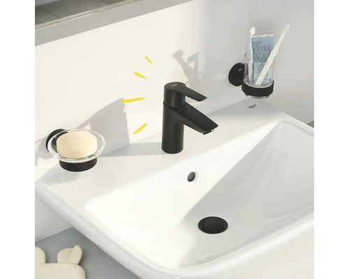 Waschbecken mit Armatur, Seifenschale und Zahnputzbecher