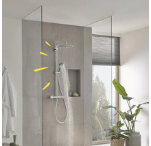 Duschset mit Kopf- und Handbrause in modernem Badezimmer