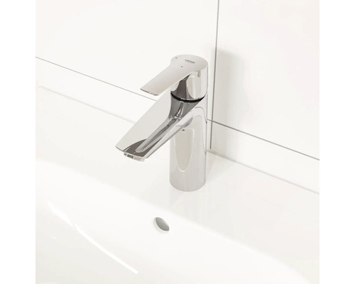 Glänzender Waschtischmischer auf einem Waschbecken