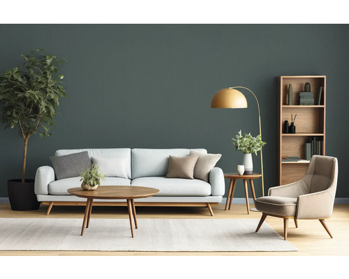 Wohnzimmer mit Sofa, Sessel, Couchtisch, Beistelltisch, Stehlampe und Bücherregal