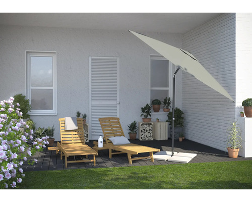 Szene mit zwei Holzliegen und einem Sonnenschirm auf einer Terrasse