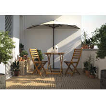 Terrasse mit Gartentisch, Stühlen, Sonnenschirm und Pflanzen für eine gemütliche Atmosphäre