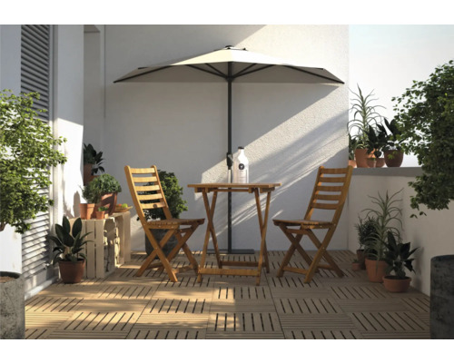 Terrasse mit Gartentisch, Stühlen, Sonnenschirm und Pflanzen für eine gemütliche Atmosphäre
