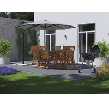 Terrassenszene mit Holzgartengarnitur, Sonnenschirm und Grill