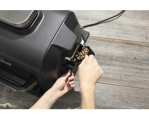 Ninja Woodfire Grill mit Pellets im Behälter.