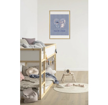 Kinderzimmer mit Etagenbett und gerahmtem Stitch-Poster an der Wand